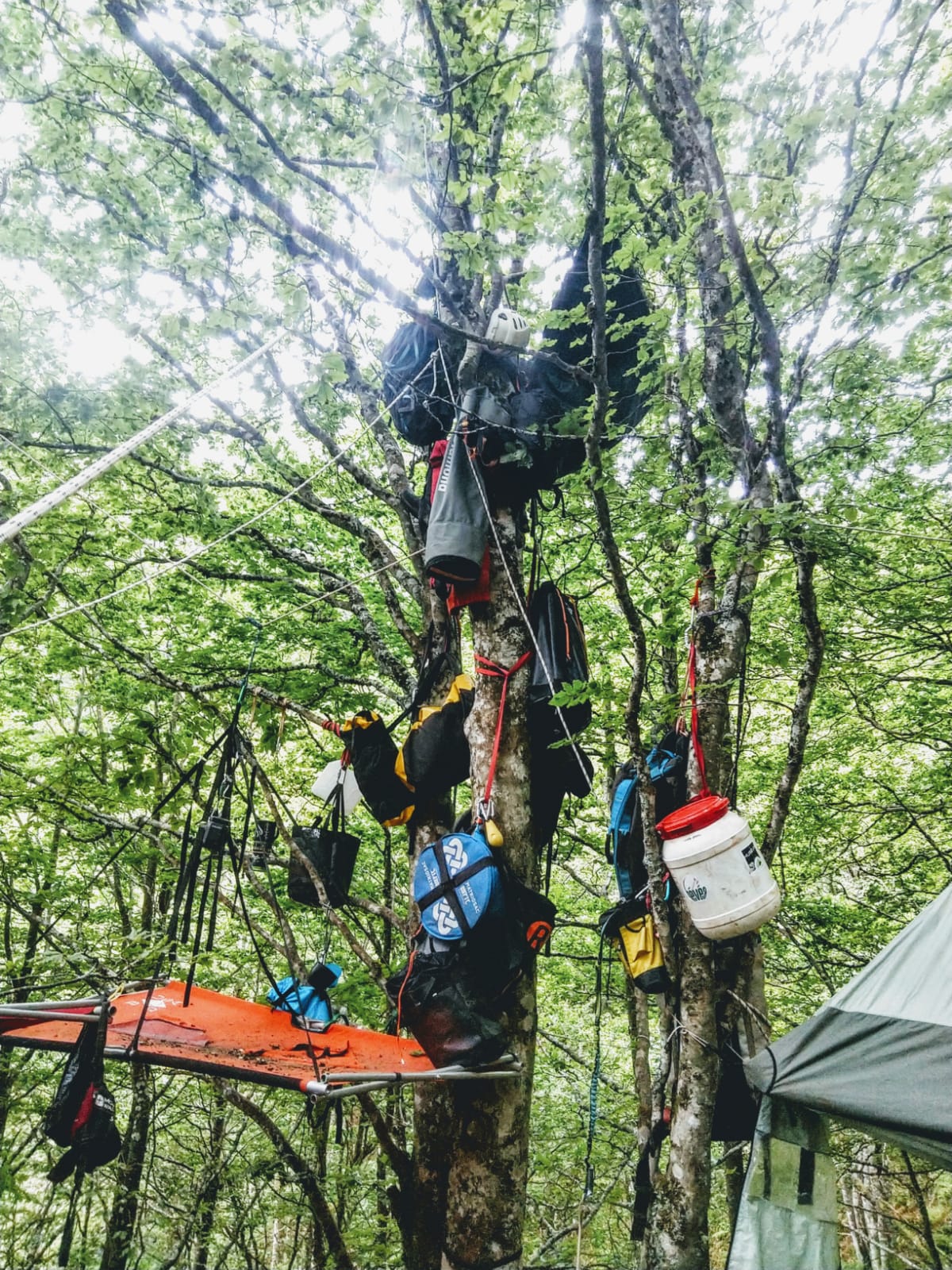 Installation du matos avant bivouac perché